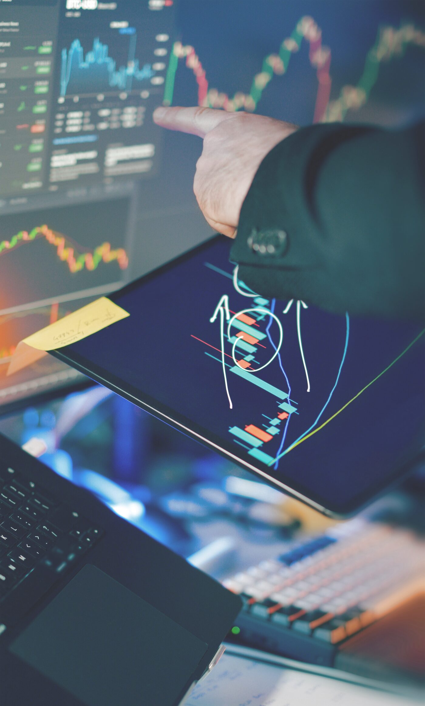 Profesional señalando datos en un dashboard