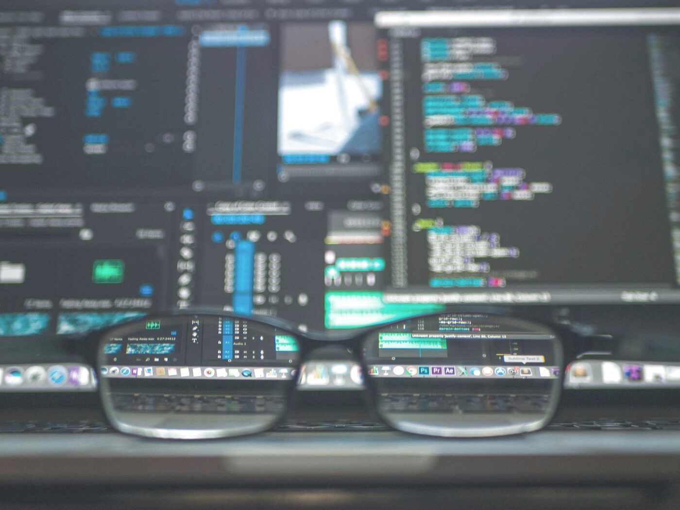 Lentes enfocando código en pantalla